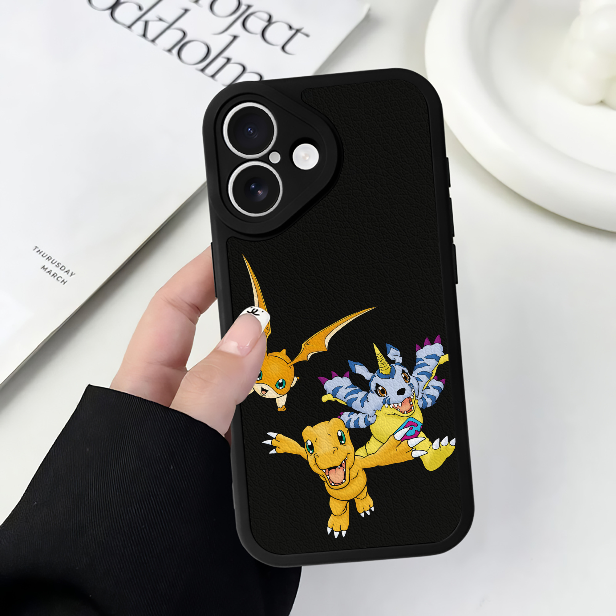 （画像用） Digimon デジタルモンスター/デジモン 【iPhone 16シリーズ対応】シリコンスマホケース（レザー調） 材質：シリコン